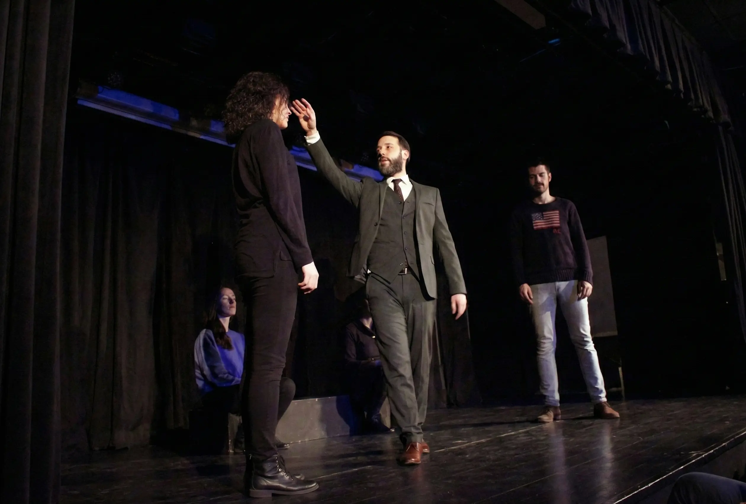 Pablo Raijenstein en plena actuación de mentalismo